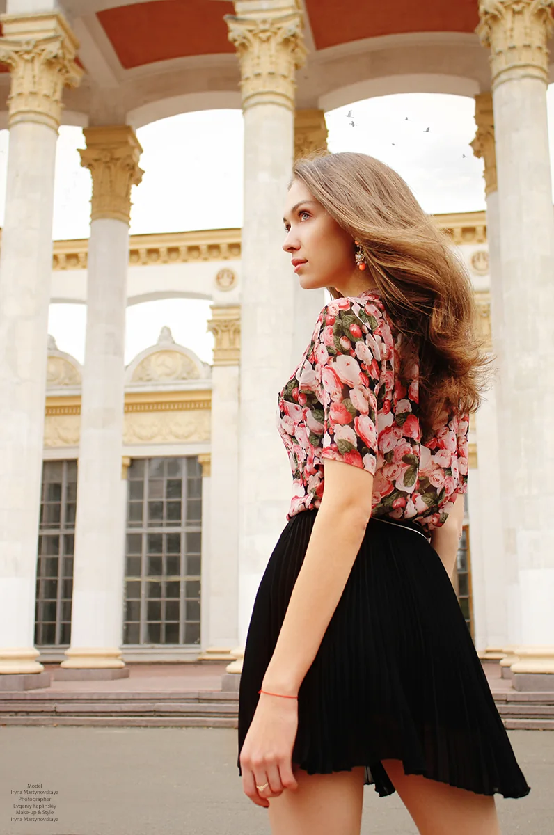Міський жіночий fashion-портрет біля колонад