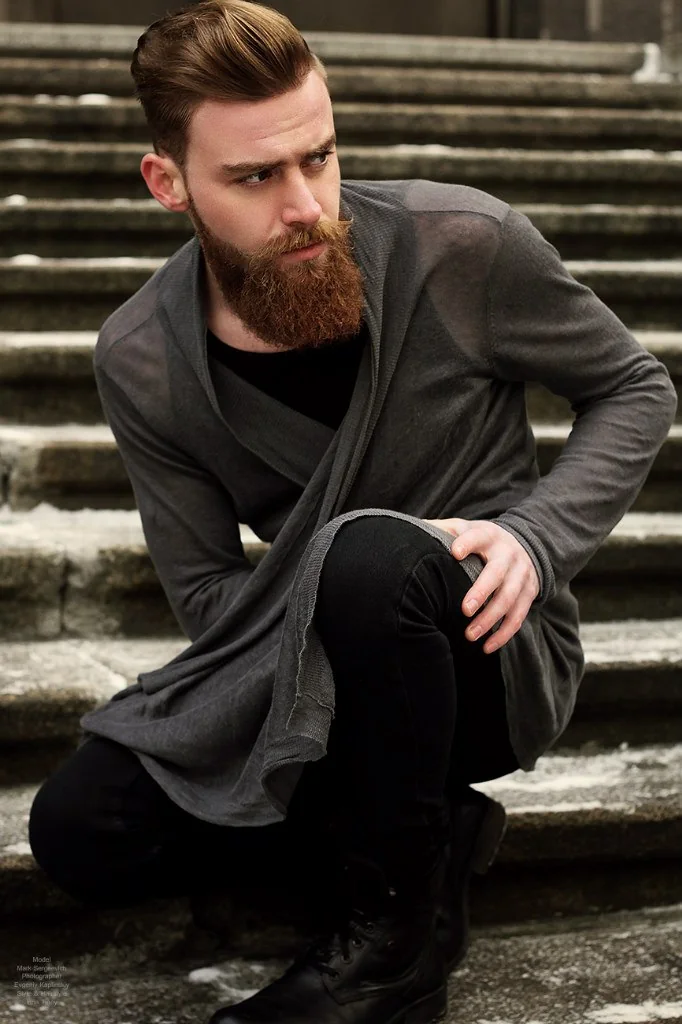 Чоловічий fashion-портрет на сходах