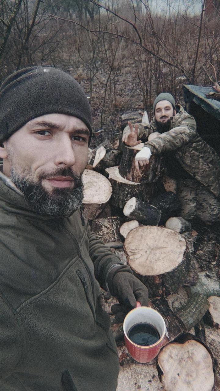 Євген Каплинський із побратимом під час військових буднів