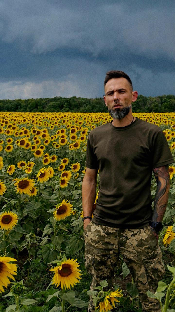 Євген Каплинський у формі серед поля соняшників